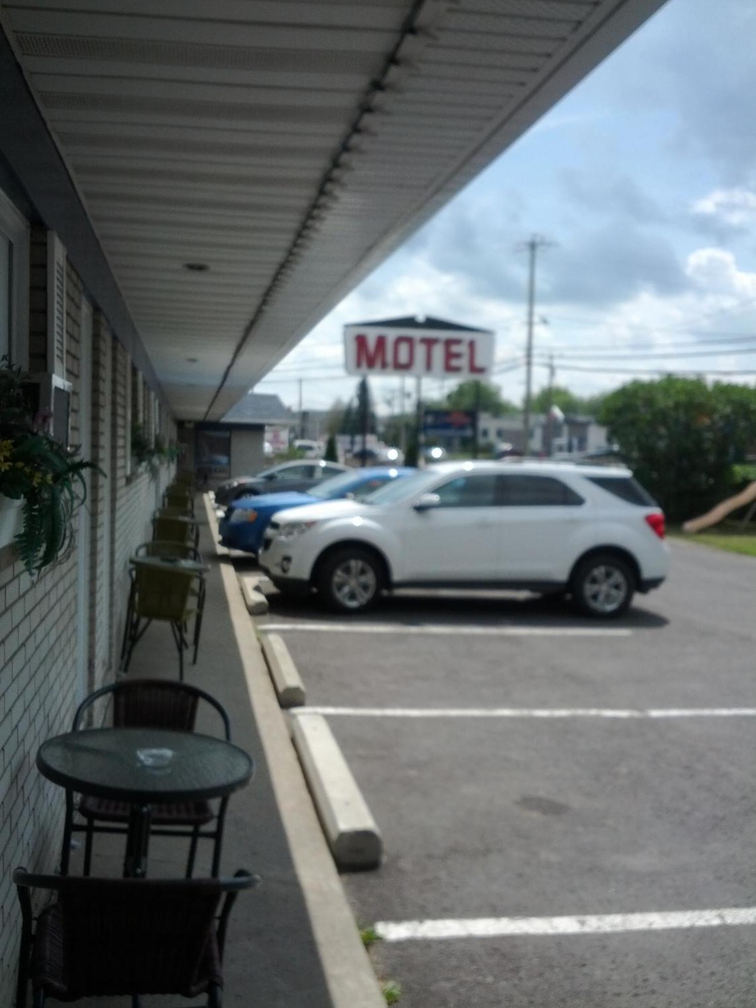 Motel Montgolfiere Jp Saint-Jean-sur-Richelieu Bagian luar foto