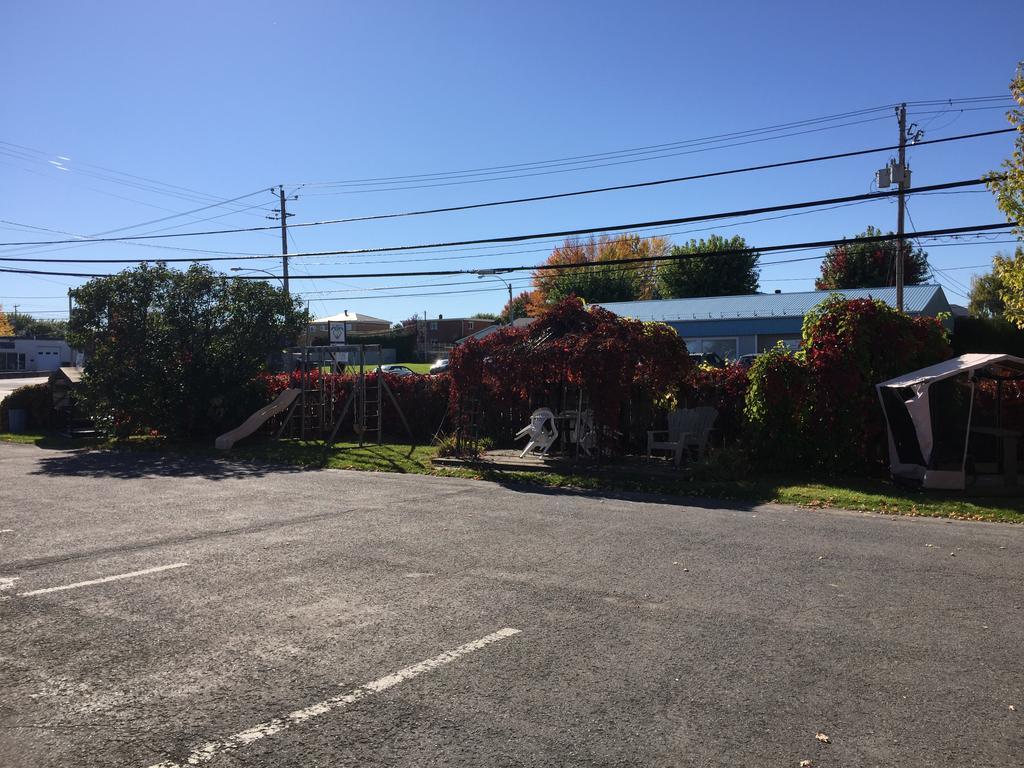 Motel Montgolfiere Jp Saint-Jean-sur-Richelieu Bagian luar foto